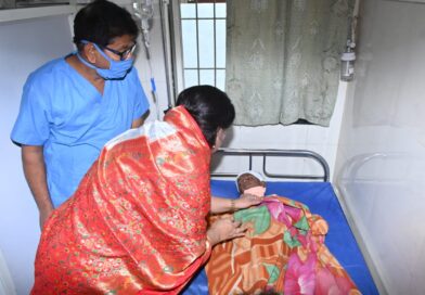 बिबट्याच्या हल्ल्यात जखमी चिमुकल्याची स्नेहलताताई कोल्हे यांनी घेतली भेट