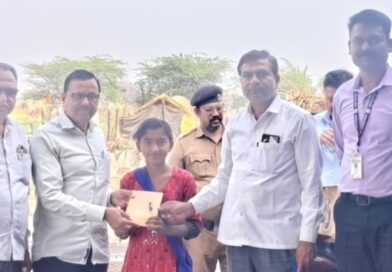 कोल्हे कारखान्याच्या साखर शाळेतील मुलांना शालेय साहित्य वाटप