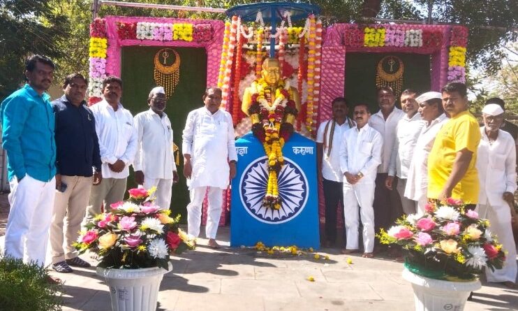 १३५ व्या जयंतीनिमित्त डॉ.बाबासाहेबांना माजी आमदार काळे यांनी केले अभिवादन १३५ व्या जयंतीनिमित्त डॉ.बाबासाहेबांना माजी आमदार काळे यांनी केले अभिवादन