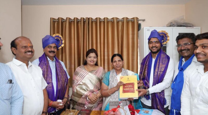 हस्तलिखित भारतीय संविधान सर्वांसाठी प्रेरणादायी – विवेक कोल्हे हस्तलिखित भारतीय संविधान सर्वांसाठी प्रेरणादायी – विवेक कोल्हे