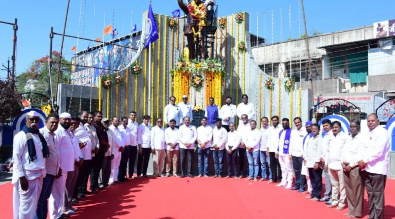 डॉ. आंबेडकर यांच्या १३५ व्या जयंती निमित्त राष्ट्रवादीकडून महामानवास अभिवादन डॉ. आंबेडकर यांच्या १३५ व्या जयंती निमित्त राष्ट्रवादीकडून महामानवास अभिवादन