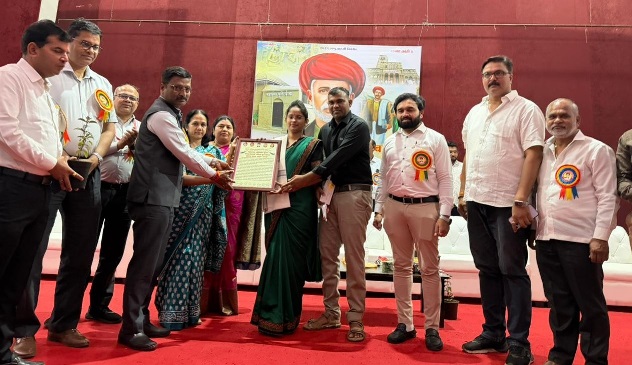 जातपंचायत विरोधात लढणाऱ्या मनिषा अहिरे फुले पुरस्काराने सन्मानित जातपंचायत विरोधात लढणाऱ्या मनिषा अहिरे फुले पुरस्काराने सन्मानित