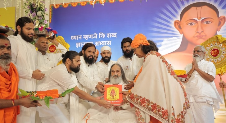 गुरू पौर्णिमा उत्सवात देश-विदेशातील दिड लाखाहून अधिक भाविकांनी घेतले ओम गुरूदेव माऊलींचे दर्शन गुरू पौर्णिमा उत्सवात देश-विदेशातील दिड लाखाहून अधिक भाविकांनी घेतले ओम गुरूदेव माऊलींचे दर्शन