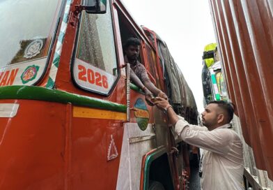 वाहतूक कोंडीत अडकलेल्या नागरिकांना संजीवनी युवा प्रतिष्ठानचा मदतीचा हात वाहतूक कोंडीत अडकलेल्या नागरिकांना संजीवनी युवा प्रतिष्ठानचा मदतीचा हात