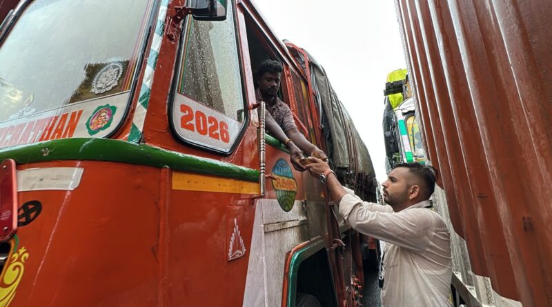 वाहतूक कोंडीत अडकलेल्या नागरिकांना संजीवनी युवा प्रतिष्ठानचा मदतीचा हात वाहतूक कोंडीत अडकलेल्या नागरिकांना संजीवनी युवा प्रतिष्ठानचा मदतीचा हात